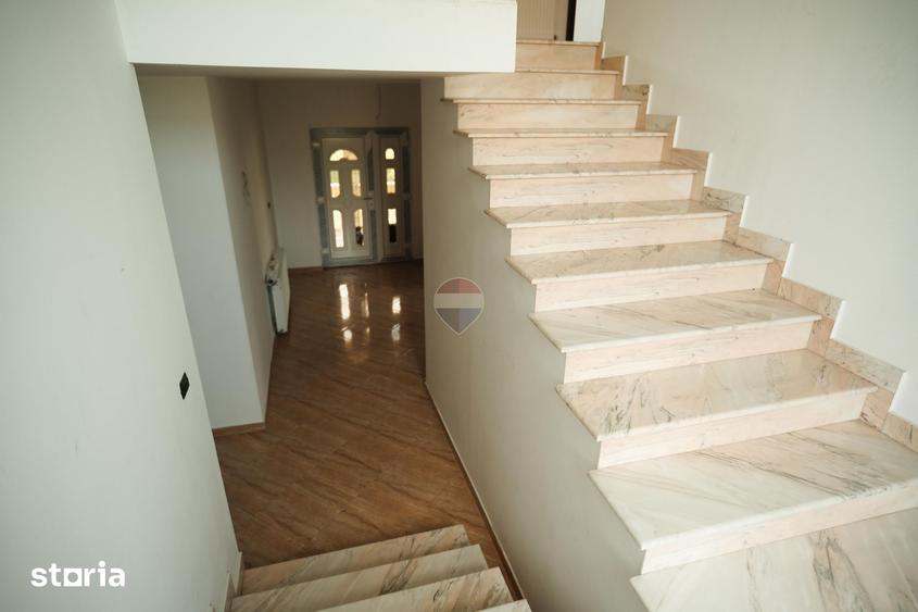 Casă cu 5 camere cu Teren 2000 Mp în Central