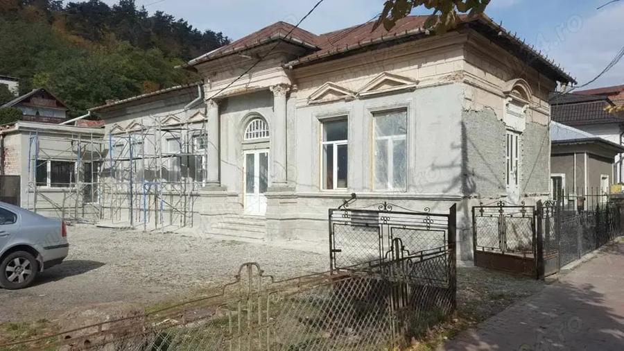 Casă cu 6 camere cu Teren 800 Mp în Central