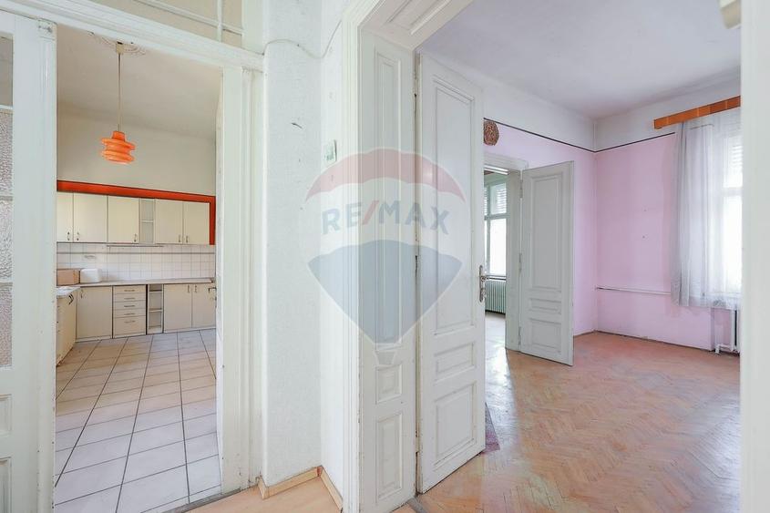 Apartament cu 4 camere semidecomandat în Central