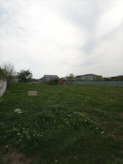 Teren de 1900 mp, în 1 Decembrie