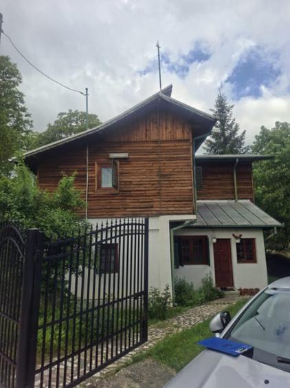 Casă cu 4 camere cu Teren 730 Mp în Izvoarele