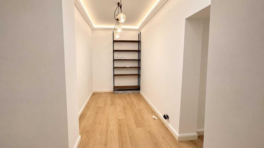 Apartament cu 3 camere semidecomandat în Calea Victoriei