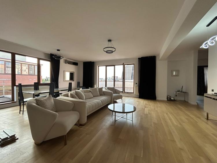 Penthouse cu 3 camere decomandat în Herăstrău