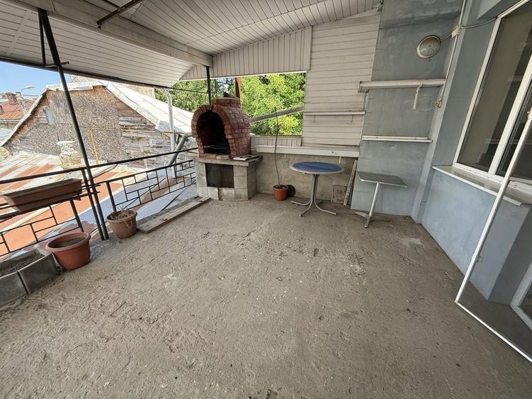 Casă individuală cu 5 camere cu Canalizare în Central