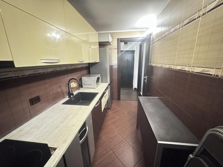 Apartament cu 3 camere decomandat, mobilat în Cornișa