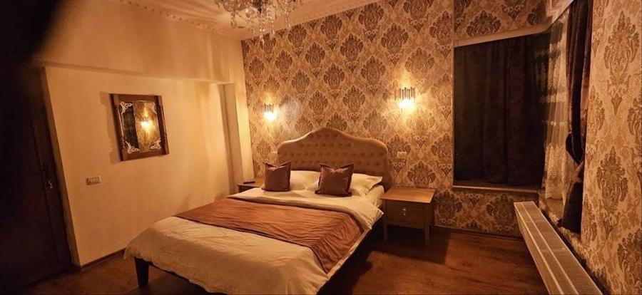 Casă cu 8 camere cu Teren 220 Mp în Central