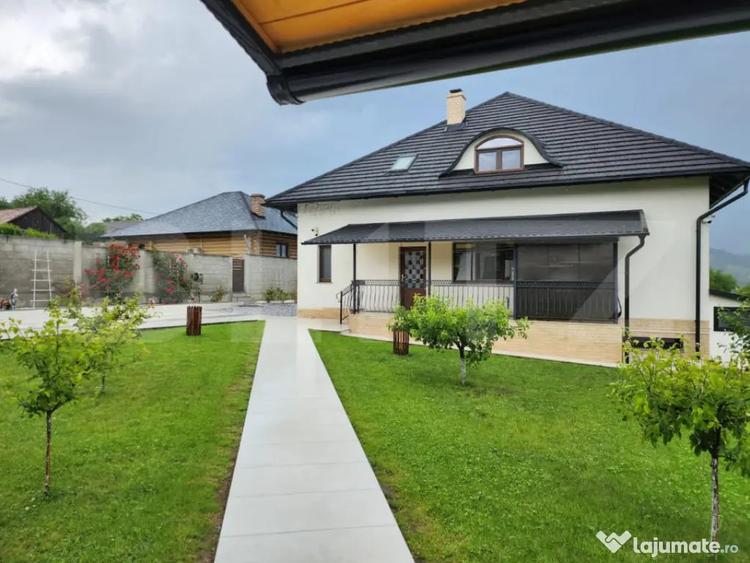 Casă cu 4 camere cu Teren 2000 Mp în Central