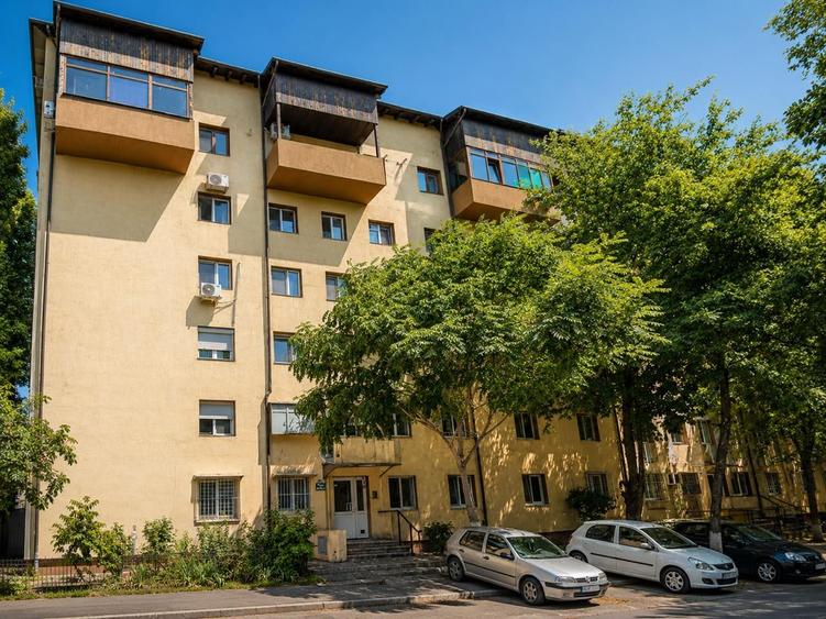 Apartament cu 3 camere decomandat în P-ța Reșița
