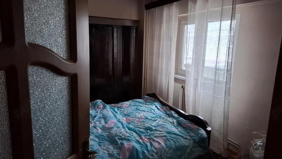 Apartament cu 4 camere decomandat în Petros