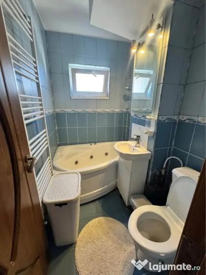 Apartament cu 3 camere semidecomandat în Craiovița Nouă