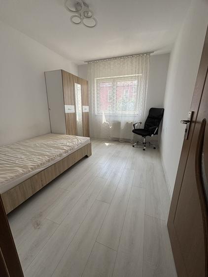 Apartament cu 3 camere decomandat în Între Lacuri