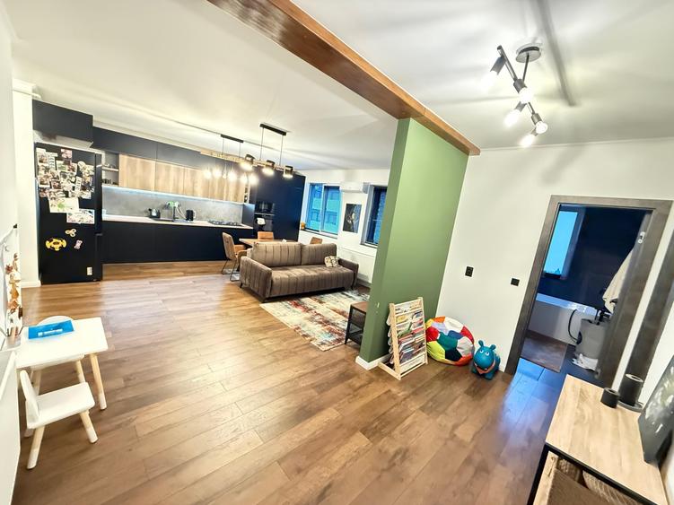 Apartament cu 3 camere semidecomandat, mobilat în Florești