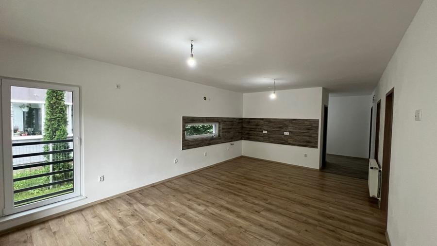 Apartament cu 4 camere decomandat în Independenței