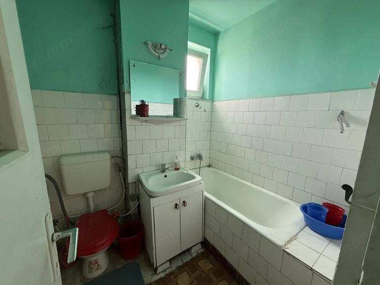 Apartament cu 3 camere semidecomandat în Girocului