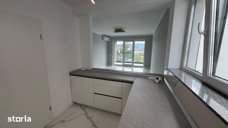 Apartament cu 3 camere decomandat în Cristian