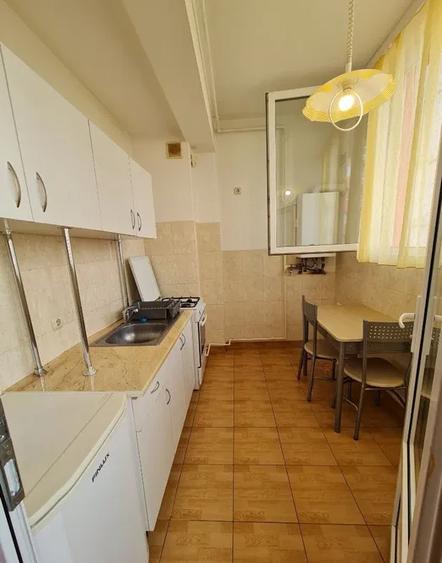 Apartament cu 2 camere semidecomandat, mobilat în UTA