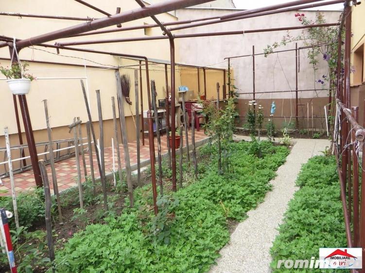 Casă cu 7 camere cu Teren 195 Mp în Semicentral