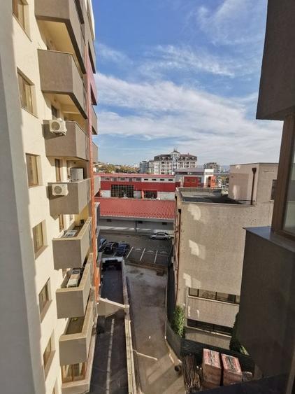 Apartament cu 3 camere semidecomandat în Păcurari