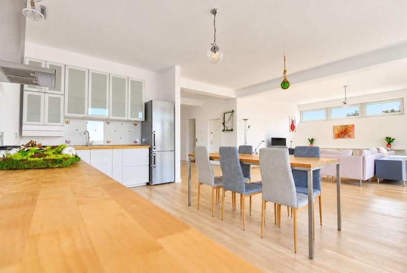 Apartament cu 3 camere decomandat, mobilat în Bălcescu