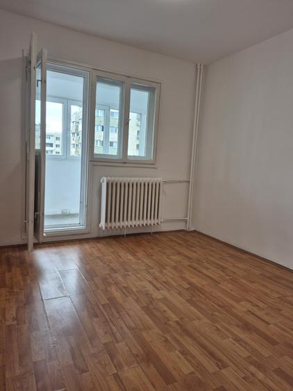 Apartament cu 4 camere semidecomandat în Colentina