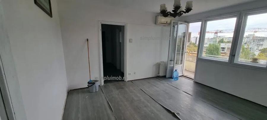 Apartament cu 3 camere semidecomandat în Berceni