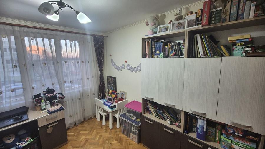 Apartament cu 3 camere decomandat în Central
