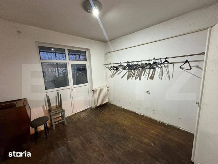Apartament cu 3 camere semidecomandat în Rovine