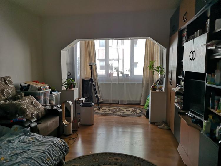 Apartament cu 3 camere decomandat în Tractorul