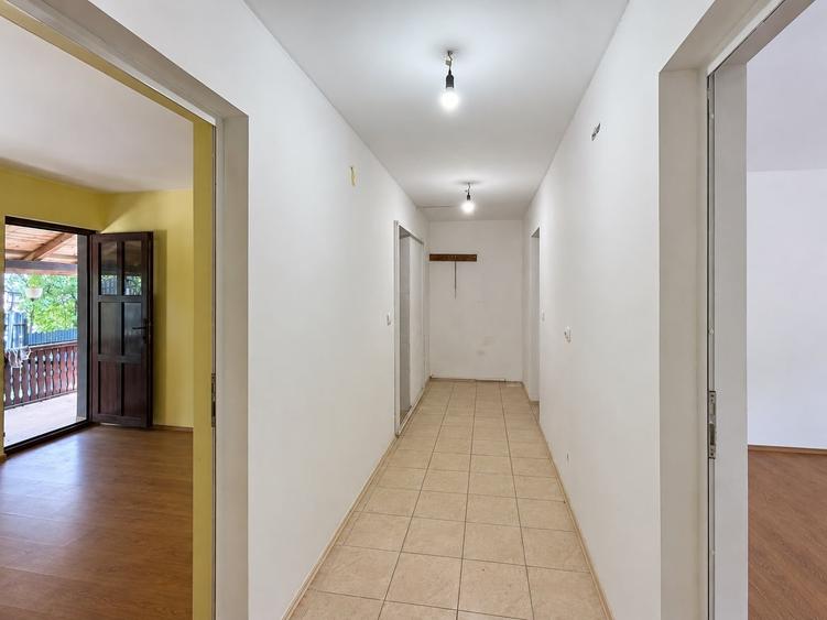 Casă individuală cu 4 camere cu Teren 1330 Mp în Central
