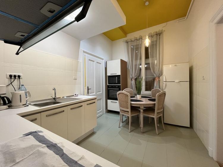Apartament cu 4 camere decomandat, mobilat în Central