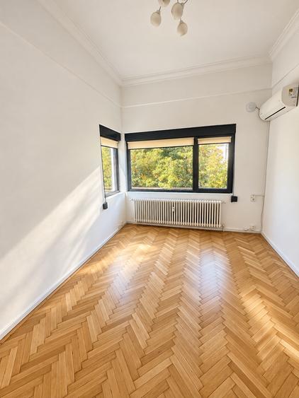 Apartament cu 4 camere decomandat în Capitale