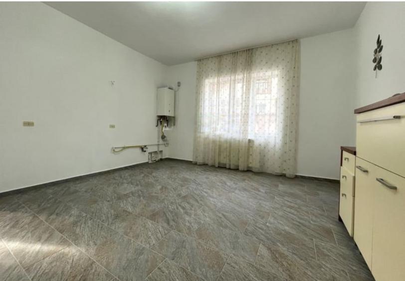 Casă individuală cu 3 camere cu Canalizare în Central