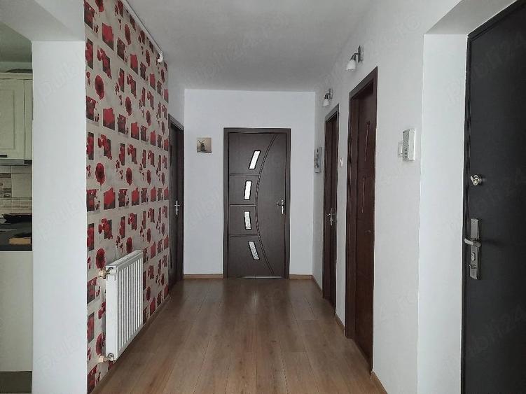 Apartament cu 3 camere decomandat în 22 Decembrie 1989