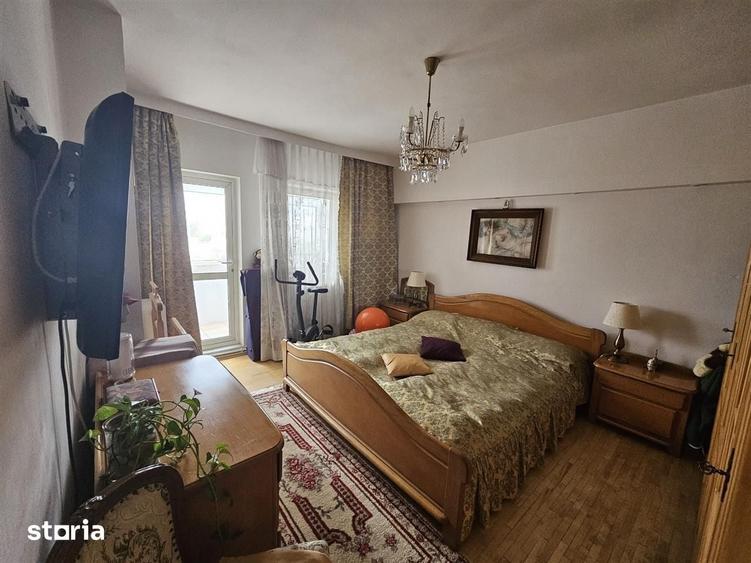 Apartament cu 4 camere decomandat în Hala Centrală
