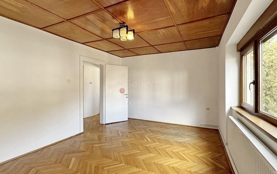 Casă individuală cu 7 camere cu Canalizare în Centrul Istoric