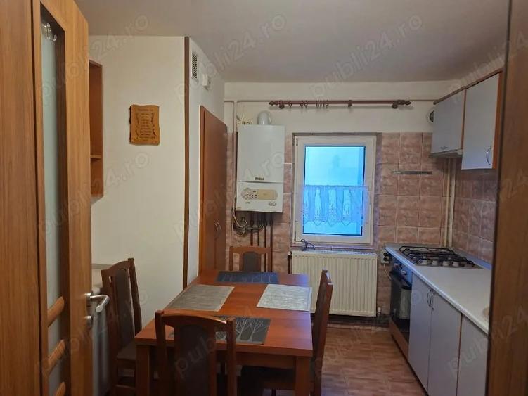 Apartament cu 3 camere decomandat în Girocului