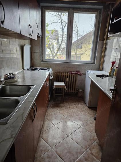Apartament cu 3 camere semidecomandat în Gorjului