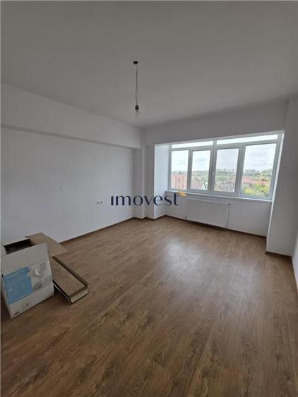 Apartament cu 4 camere decomandat în Carpați 2