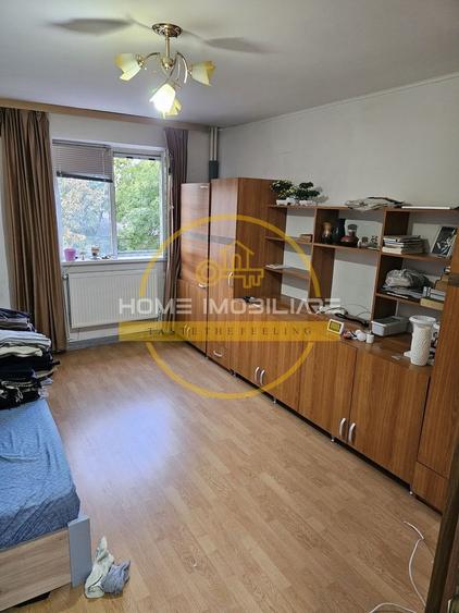 Apartament cu 3 camere semidecomandat, mobilat în Podu Roș
