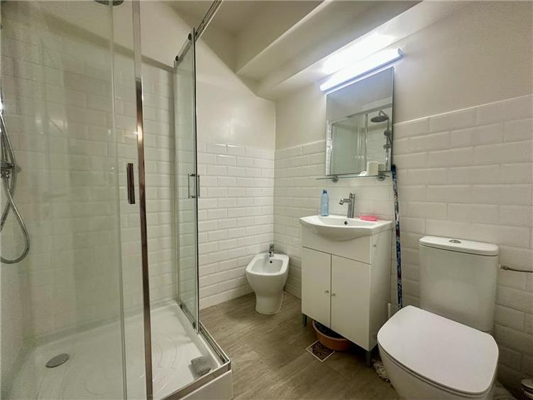 Apartament cu 3 camere decomandat în Aeroport