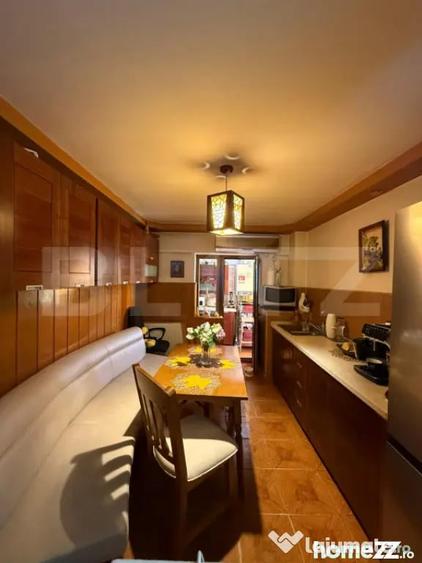 Apartament cu 4 camere, decomandat, zona 9 Mai - 7