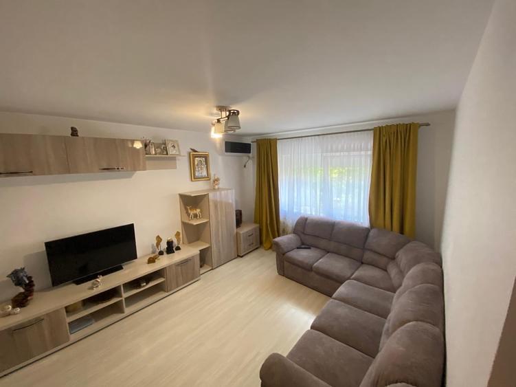 Apartament cu 3 camere decomandat, mobilat în Poarta 6