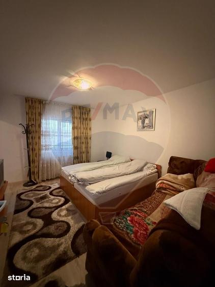 Casă cu 8 camere cu Teren 462 Mp în Central