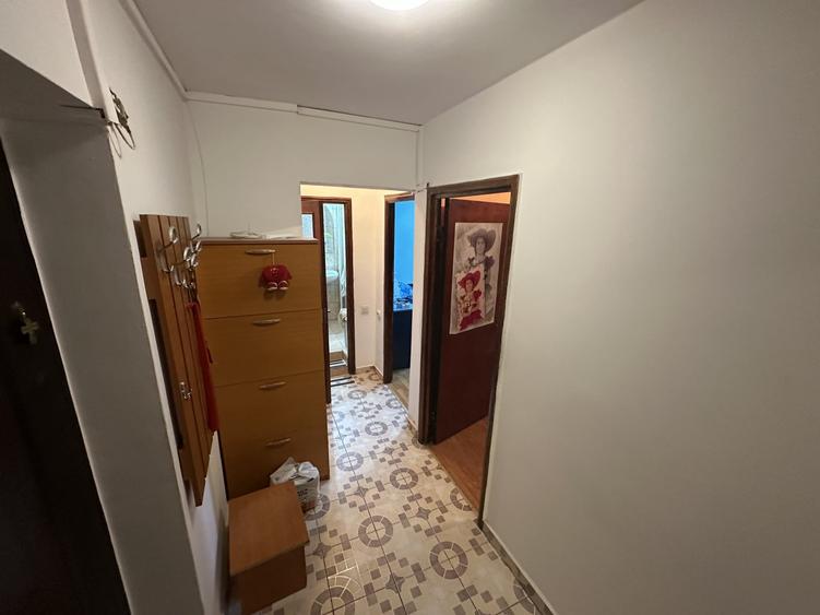 Apartament cu 4 camere semidecomandat, mobilat în Berceni