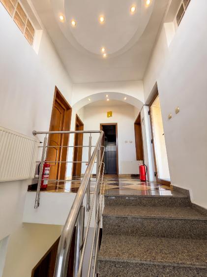 Casă individuală cu 8 camere cu Canalizare în 1 Mai