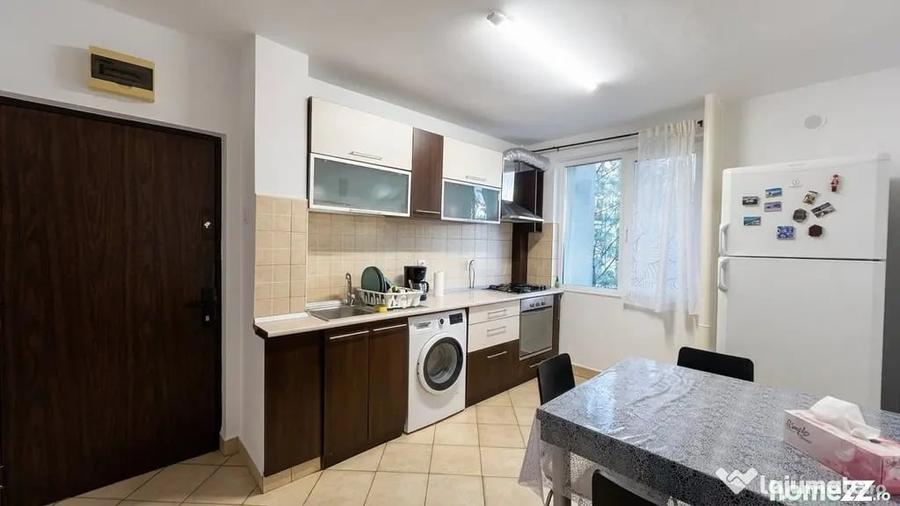 Apartament cu 3 camere semidecomandat în Grivița
