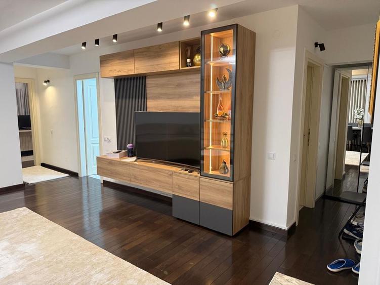 Apartament cu 3 camere decomandat în Exterior Vest