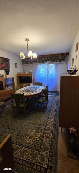 Apartament cu 4 camere semidecomandat în Podu Roș