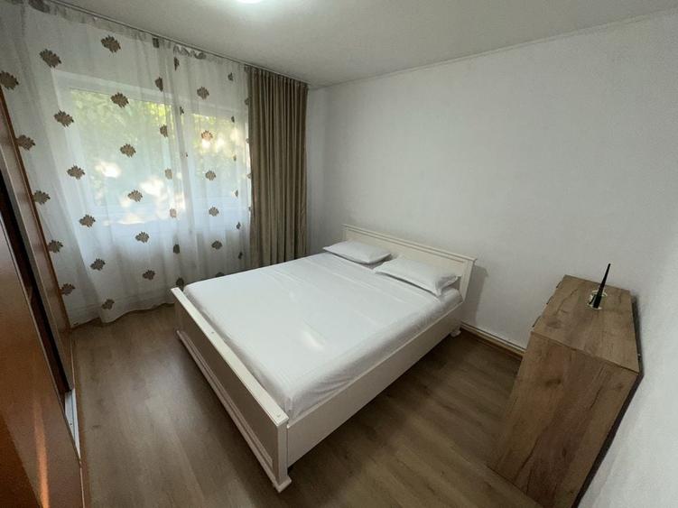 Apartament cu 3 camere decomandat în Poarta 6