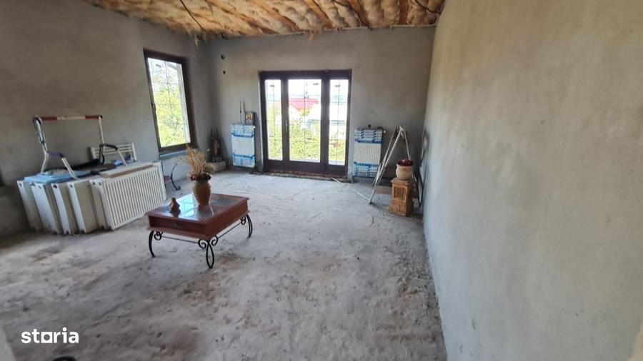 Casă cu 4 camere în Borlești